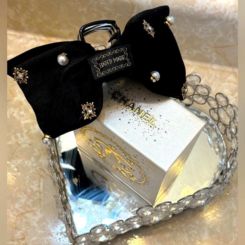 A Touch of Posh Hair Clip 🖤 - Picture 10 of 14